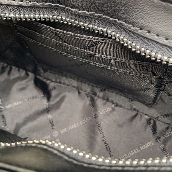 MICHAEL KORS
Carmen Small Shoulder
Pochette Bag
Black
NWT - Picture 13 of 16